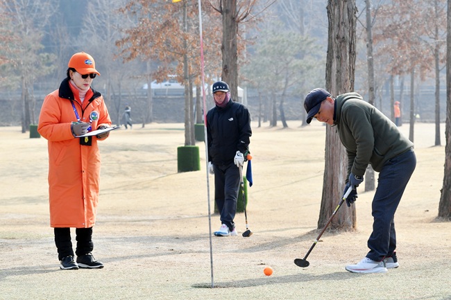 ▲ 2026 화천군 시즌 오픈 전국 파크골프 대회 결선 라운드가 10일 하남면 거례리 산천어 파크골프장에서 시작됐다. ⓒ화천군