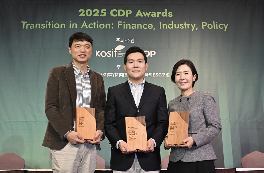 ▲ (왼쪽부터) 임남수 현대차 안전경영기획팀 팀장, 전현철 현대차 사업개발&지속가능경영실 실장, 이은주 기아 지속가능경영팀 팀장이 기념사진을 촬영하는 모습.ⓒ현대차그룹