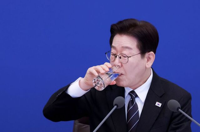 ▲ 이재명 대통령이 10일 청와대에서 열린 국무회의에서 목을 축이고 있다. ⓒ뉴시스