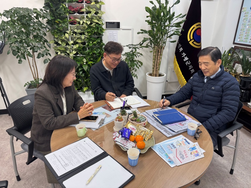 ▲ 가평군이 돌봄통합지원법 시행에 맞춰 경로당을 찾아 현장 홍보를 실시하고 있다 ⓒ가평군 제공