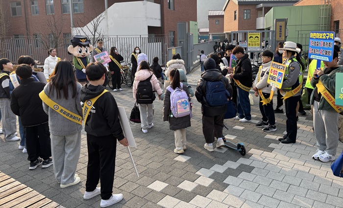 ▲ 세종남부경찰서가 10일 해밀초등학교 앞에서 어린이 교통안전을 위한 '굿모닝 해피스쿨' 등굣길 캠페인을 벌이고 있다.ⓒ세종남부경찰서