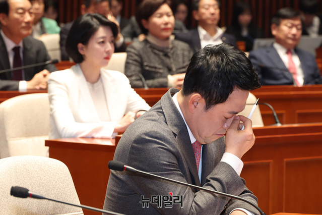 ▲ 장동혁 국민의힘 대표가 9일 오후 국회에서 열린 의원총회에 배현진 의원을 뒤로하고 앉아 있다. ⓒ이종현 기자