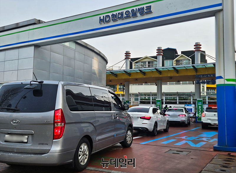 ▲ 10일 오전 출근길 서울 동작구 흑석역 인근 주유소에 차량들이 주유를 하기 위해 줄지어 서 있다. ⓒ배정현 기자