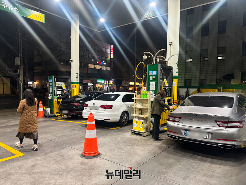 ▲ 9일 오후 서울 마포구 한 주유소에서 시민들이 차량에 주유를 하고 있다. ⓒ임찬웅 기자