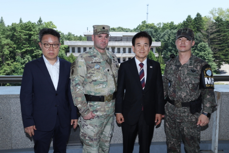 ▲ 정동영 통일부 장관이 취임 첫날인 지난해 7월 25일 경기 파주시 판문점을 찾아유엔사 등 관계자들과 기념촬영을 하는 모습. ⓒ통일부 제공