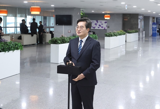 ▲ 김동연 경기도지사가 10일 국회에서 서울 5호선 김포검단 연장 예비타당성 조사 통과와 관련된 입장을 밝히고 있다. ⓒ경기도 제공