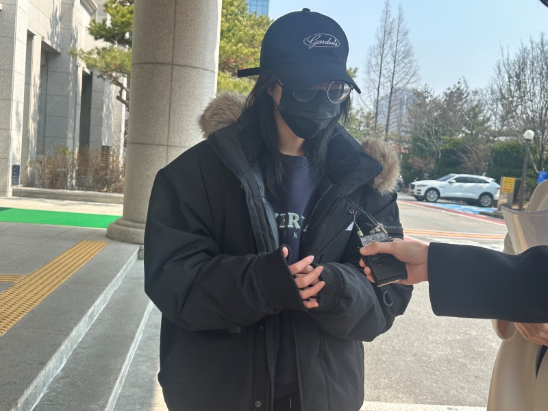 ▲ 10일 오후 먹방 유튜버 쯔양(박정원)이 무고 혐의 피고소인 신분으로 조사를 받기 위해 대전 서구 둔산동 둔산경찰서에 출석하고 있다. ⓒ뉴시스