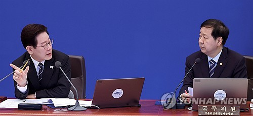 ▲ 이재명 대통령이 10일 청와대에서 열린 국무회의에서 구윤철 부총리 겸 재정경제부 장관에게 질문하고 있다.ⓒ연합뉴스