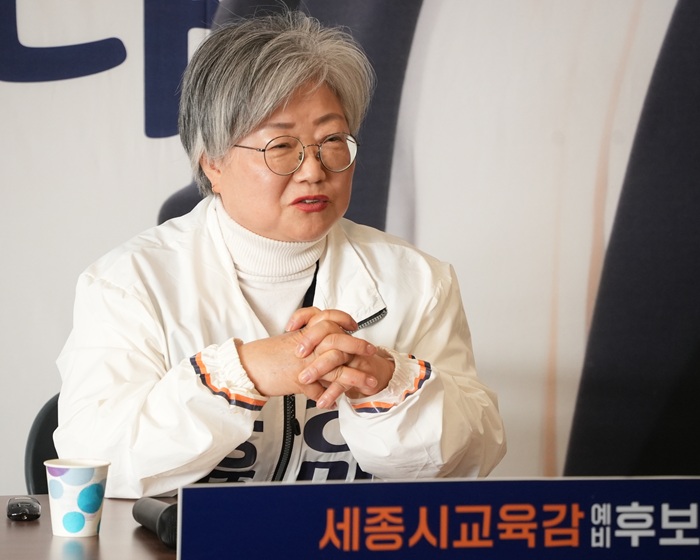 ▲ 강미애 세종교육감 예비후보가 10일 오후 자신의 선거사무실에서 세종교육의 신뢰 회복과 학력 신장 등을 중심으로 한 정책 방향을 설명하고 있다.ⓒ강미애 세종교육감 예비후보