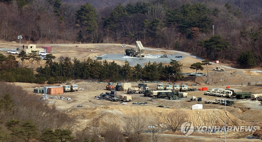▲ 경북 성주군의 미군 사드(THAAD·고고도 미사일 방어체계)기지에서 발사대가 하늘을 향하고 있다.ⓒ연합뉴스.