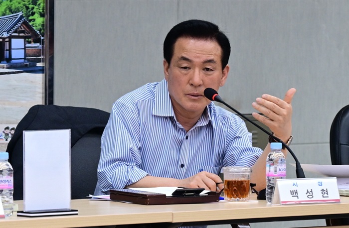 ▲ 백성현 논산시장이 10일 오후 논산딸기품질관리위원회 출범식에서 인사말을 하고 있다.ⓒ논산시