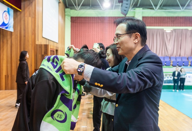 ▲ 임태희 경기도교육감이 10일 안산 경일고등학교 여자배구단 창단식에 참석해 선수에게 응원 수건을 전달하고 있다. ⓒ경기도교육청 제공
