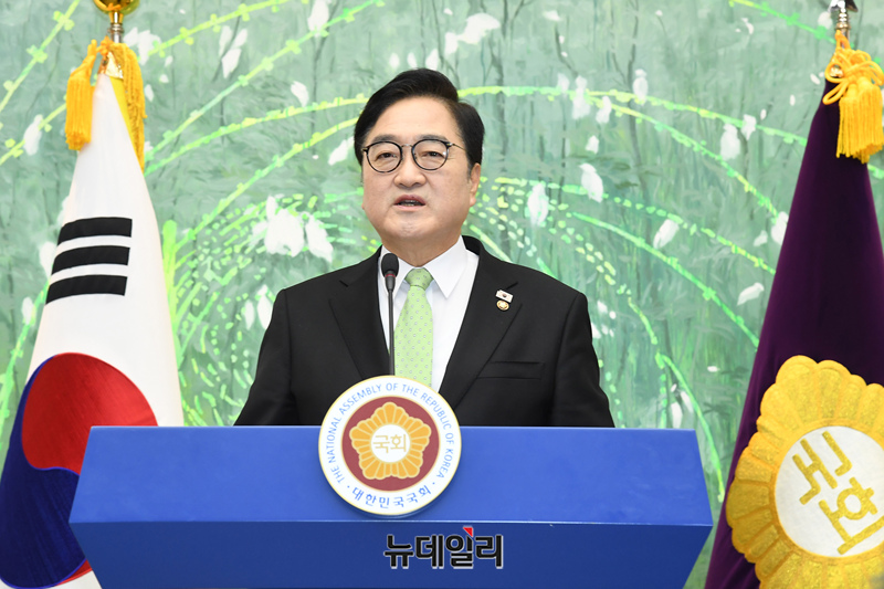 ▲ 우원식 국회의장이 10일 국회의장 접견실에서 열린 개헌 관련 긴급 기자회견에서 발언을 하고 있다. ⓒ이종현 기자