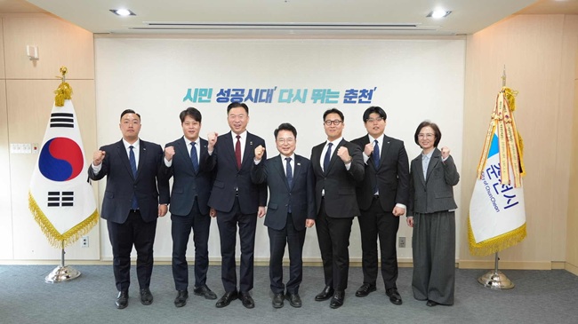 ▲ 육동한 춘천시장이 10일 시청 접견실에서 김환영 춘천청년회의소 제60대 회장 등 신규 취임한 회장단들과 환담을 나눴다. ⓒ춘천시