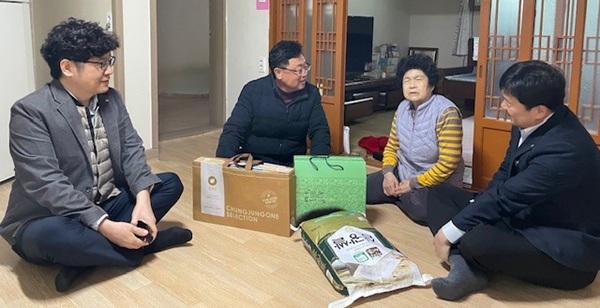 ▲ 금산군산림조합(조합장 곽병천)은 금산읍 신축 사무소 준공식에서 축하 화환 대신 받은 백미를 금산군에 기부했다.ⓒ금산군