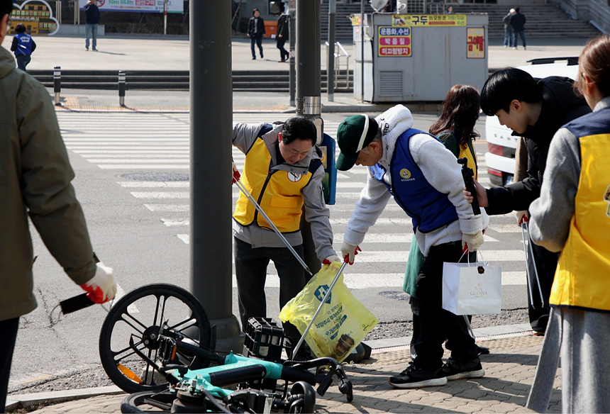▲ 남양주시는 10일 평내호평역에서 바르게살기운동 평내동위원회와 함께 금연 캠페인 및 환경정화 활동을 전개했다 ⓒ남양주시 제공