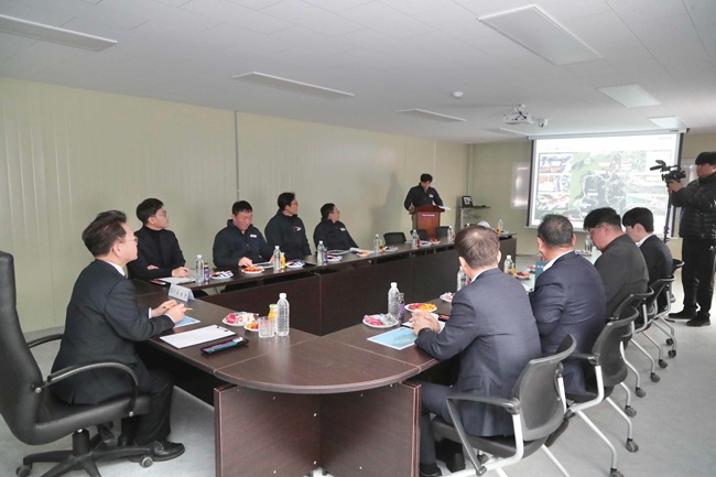 ▲ 육동한 춘천시장이 10일 칠전동 일원에서 추진 중인 '춘천공공하수처리시설 이전·현대화사업' 현장을 방문했다. ⓒ춘천시