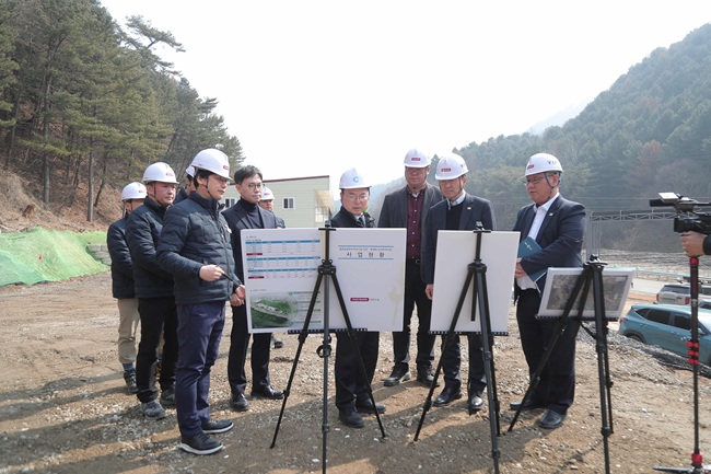 ▲ 육동한 춘천시장이 10일 칠전동 일원에서 추진 중인 '춘천공공하수처리시설 이전·현대화사업' 현장을 방문했다. ⓒ춘천시