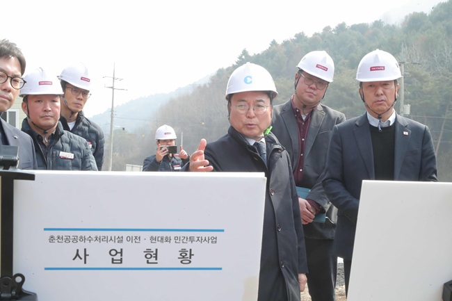 ▲ 육동한 춘천시장이 10일 칠전동 일원에서 추진 중인 '춘천공공하수처리시설 이전·현대화사업' 현장을 방문했다. ⓒ춘천시