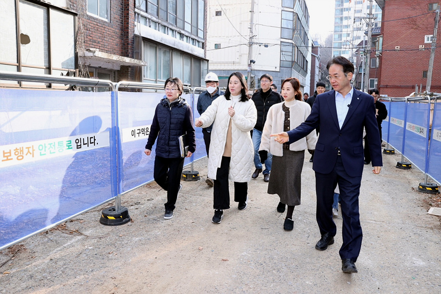 ▲ 이동환 고양시장이 학무보와 함께 능곡 재개발 지역 통학로 현장점검을 벌이고 있다 ⓒ고양특례시 제공