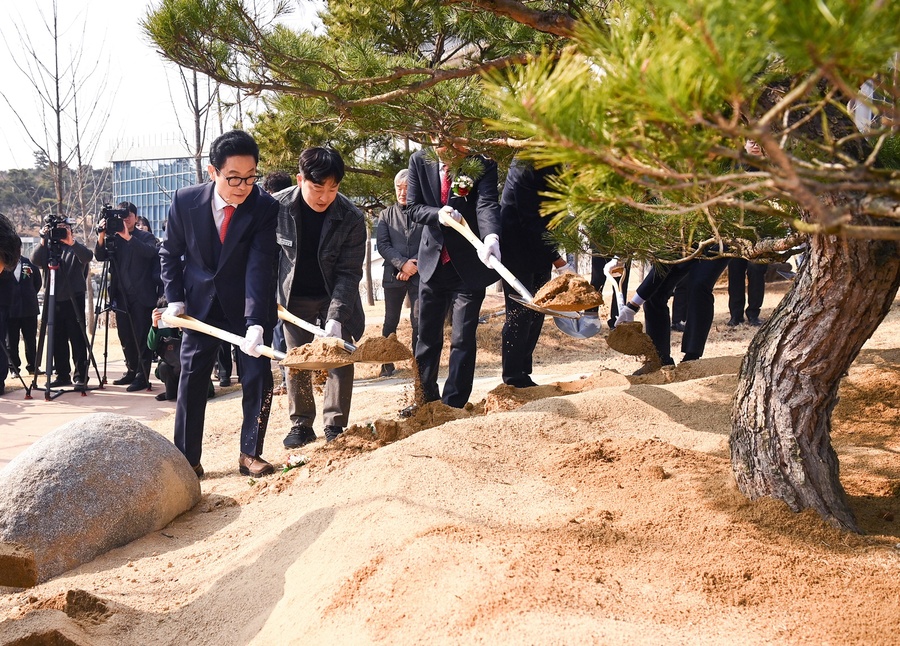 ▲ 행사는 10년 전 청사가 첫발을 내디뎠던 장소에서 진행돼 상징성을 더했으며, 새로운 도약을 기원하는 기념식수 행사가 함께 마련됐다.ⓒ경북도