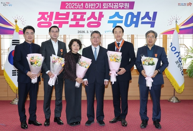 ▲ 왼쪽부터 이도희 前 상대동장, 강호경 前 장기면장, 이분남 前 남구보건소 건강관리과장, 장상길 포항시장 권한대행, 고원학 前 남구청장, 김대원 前 기계면장.ⓒ포항시