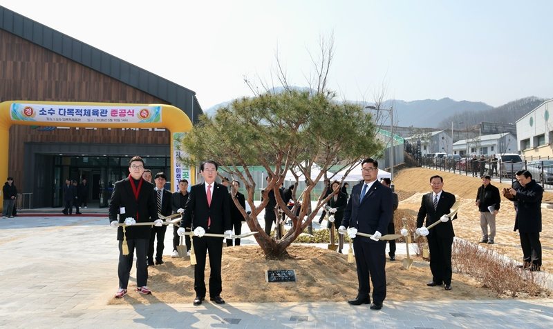 ▲ 송인헌 괴산군수(왼쪽 두번째)와 주요 내빈들이 10일 소수다목적체육관 준공식에 참석해 소나무 기념식수를 진행하고 있다. ⓒ괴산군