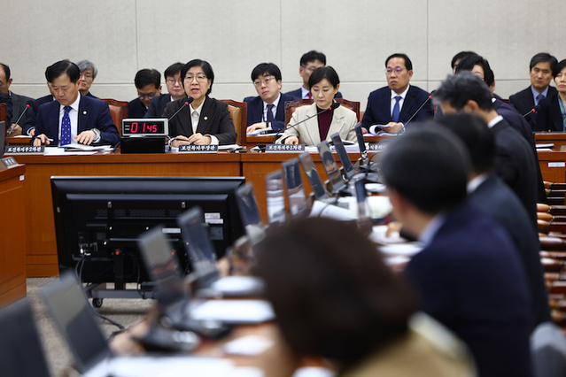 ▲ 정은경 보건복지부 장관이 10일 오후 서울 여의도 국회에서 열린 보건복지위원회 전체회의에서 질의에 답변하고 있다. ⓒ뉴시스