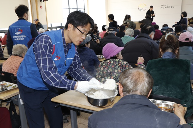 ▲ 한국도로공사 강원본부가 10일 밥상공동체 식당에서 지역 어르신 150분을 대상으로 '사랑의 무료 배식 봉사'를 진행했다. ⓒ한국도로공사 강원본부