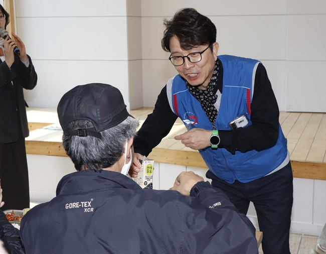 ▲ 고령 어르신들의 영양 불균형 해소를 위해 후식으로 '두유'를 전달했다. ⓒ한국도로공사 강원본부