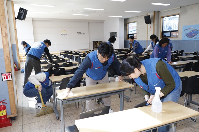 ▲ 식사 후에는 빈 그릇 정리와 설거지를 하고 식당 내부를 청소하며 쾌적한 식사 환경 조성에 힘을 모았다. ⓒ한국도로공사 강원본부