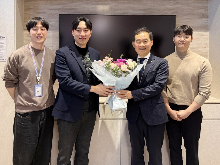 ▲ 지난 9일 인천공항 제2여객터미널 내 회의실에서 인천국제공항공사 김범호 부사장(오른쪽 두번째)이 사내벤처팀 직원들과 기념촬영을 하고 있다.ⓒ인천공항공사 제공