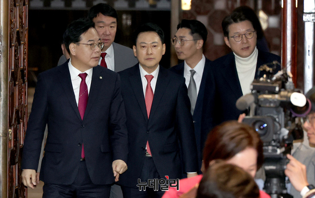 ▲ 국민의힘 송언석 원내대표(맨 왼쪽)와 장동혁 대표. ⓒ이종현 기자