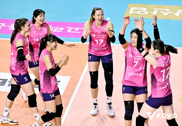 ▲ 흥국생명이 기업은행을 꺾고 4시즌 연속 포스트시즌 진출을 확정했다.ⓒKOVO 제공