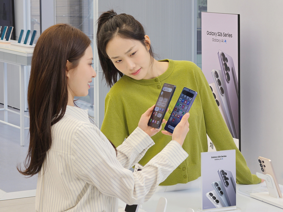 ▲ 삼성전자 모델이 '갤럭시 S26 울트라'의 '프라이버시 디스플레이'를 체험하는 모습ⓒ삼성전자