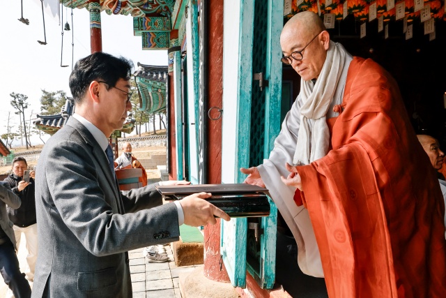 ▲ 정명근 시장이 천보루 보물지정서를 용주사에 전달하고 있다ⓒ화성시 제공