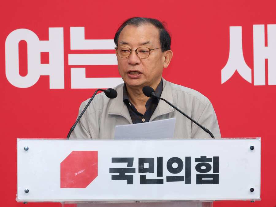 ▲ 이정현 국민의힘 중앙당 공천관리위원장이 11일 서울 여의도 국민의힘 중앙당사에서 제9회 전국동시지방선거 공천 결과 1차 발표를 하고 있다. ⓒ뉴시스