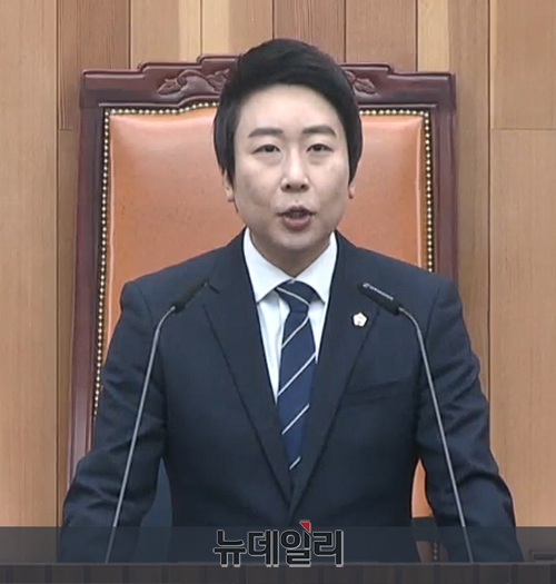 ▲ 11일 세종의회 본회의장에서 열린 제104회 임시회에서 임채성 의장이 개회사를 하고 있다.ⓒ이길표 기자