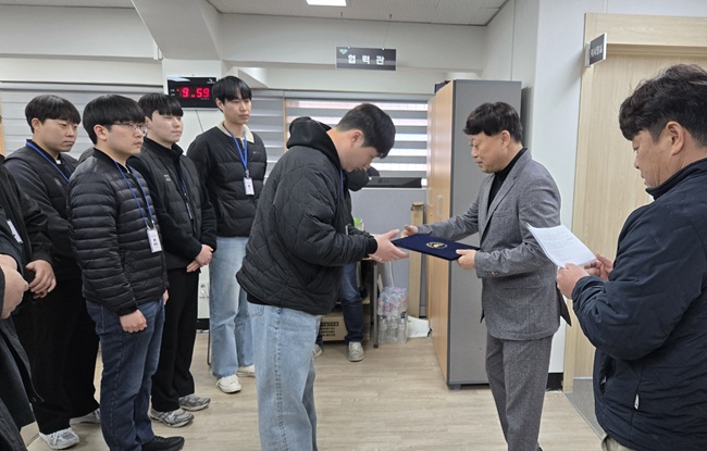 ▲ 평창군시설관리공단이 11일 본청 사무실에서 '제3기 주니어보드(Junior Board)' 발대식을 개최하고, 공단 혁신을 이끌 9명의 위원에게 임명장을 수여했다. ⓒ평창군시설관리공단