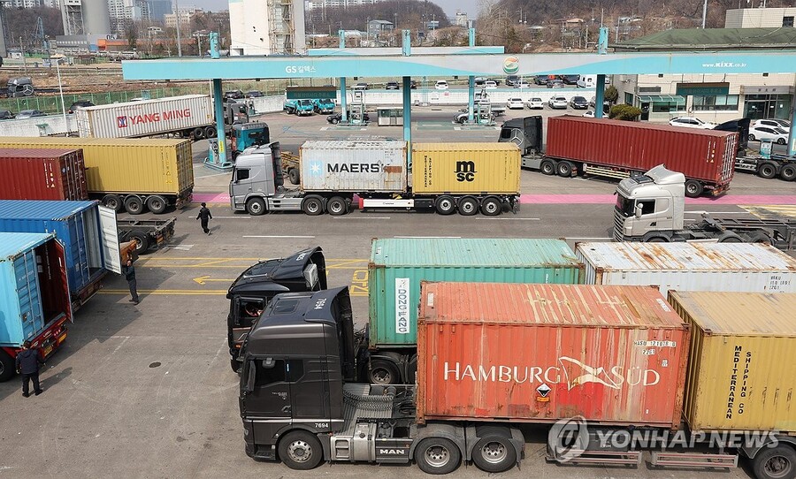 ▲ 컨테이너 실은 화물차 모습 ⓒ연합뉴스