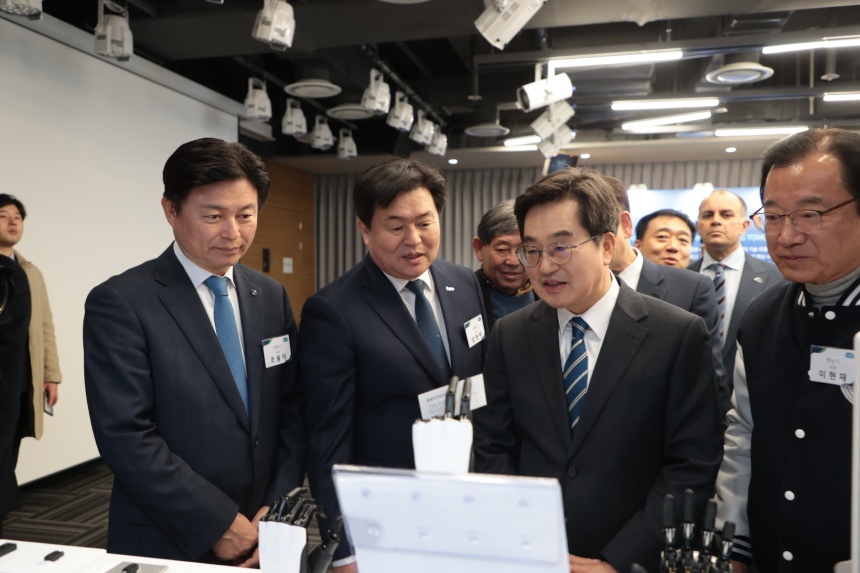 ▲ 10일 판교 글로벌비즈센터에서 열린‘경기 AI 혁신클러스터 통합 개소식’에서 김동연 경기도지사와 임병택 시흥시장이 시설물을 둘러보고 있다 ⓒ시흥시 제공