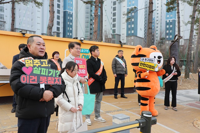 ▲ 행사에는 여중협 행정부지사를 비롯해 김시성 도의회 의장, 신경호 도교육감, 교통안전공단 강원본부장, 춘천교육지원청, 바르게살기운동 강원도협의회장, 모범운전자연합회 강원지부장, 도 개인택시운송사업조합 이사장 등 10여 개 유관기관 대표와 관계자 100여 명이 참여해 등굣길 어린이들의 안전을 함께 점검했다. ⓒ강원특별자치도