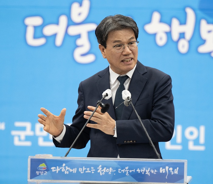 ▲ 김돈곤 청양군수가 11일 청양군청 대회의실에서 열린 언론 간담회에서 농어촌 기본소득 시범사업과 인구 3만 명 회복의 의미, 향후 지역발전 전략에 대해 설명하고 있다.ⓒ청양군