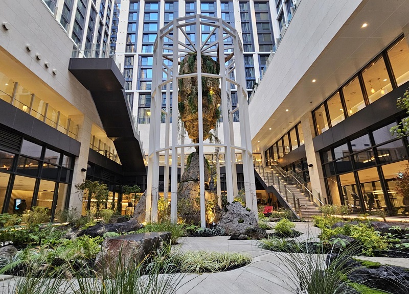 ▲ 서울시 강서구 마곡동 'VL르웨스트' 내 선큰 정원 '르웨스트 ROCK(樂) 가든'ⓒ롯데건설 제공