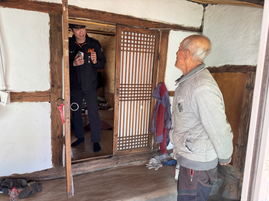 ▲ 장흥군 장흥읍 화재피해 발생 주택을 방문하여 재발 방지 교육을 실시하고 있다.ⓒ장흥소방서 제공