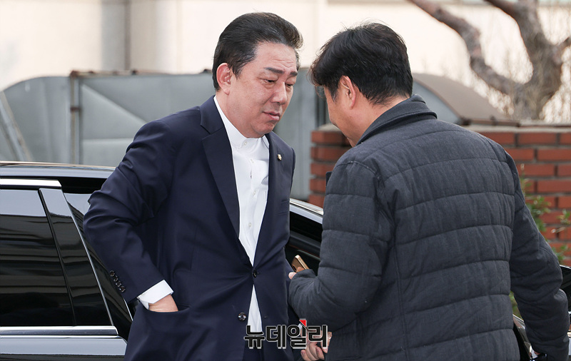 ▲ 11일 오전 김병기 무소속 의원이 뇌물수수 등 혐의와 관련한 조사를 받기 위해 서울 마포구 서울경찰청 공공범죄수사대에 출석하고 있다. ⓒ서성진 기자