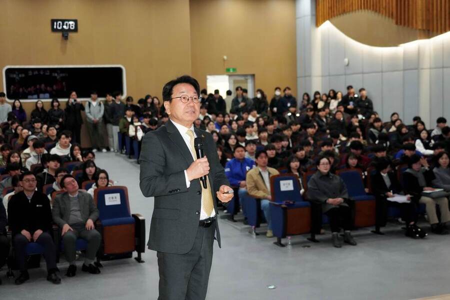 ▲ 강기정 광주광역시장이 11일 조선대학교 서석홀에서 '광주광역시가 전하는 광주전남 통합특별법 이야기' 행사에 참석해 통합특별시 발전 전략과 통합 이후 변화상에 대해 지역 대학생들과 공감토크를 진행하고 있다.ⓒ광주광역시 제공