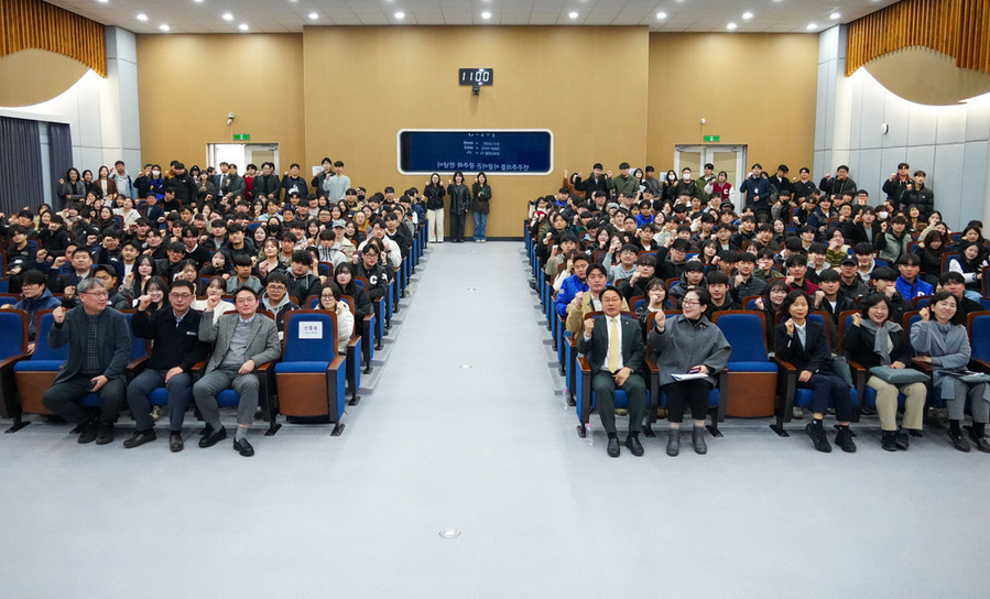 ▲ 강기정 광주광역시장이 11일 조선대학교 서석홀에서 '광주광역시가 전하는 광주전남 통합특별법 이야기' 행사에 참석해 지역 대학생들과 기념촬영을 하고 있다.ⓒ광주광역시 제공