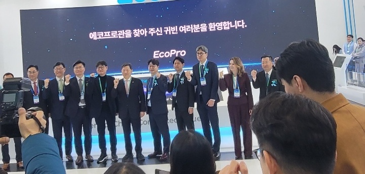 ▲ 최문호 에코프로비엠 대표가 11일 서울 강남구 코엑스에서 열린 '인터배터리 2026' 전시관에서 현장 관계자들과 기념사진을 촬영하고 있다.ⓒ뉴데일리