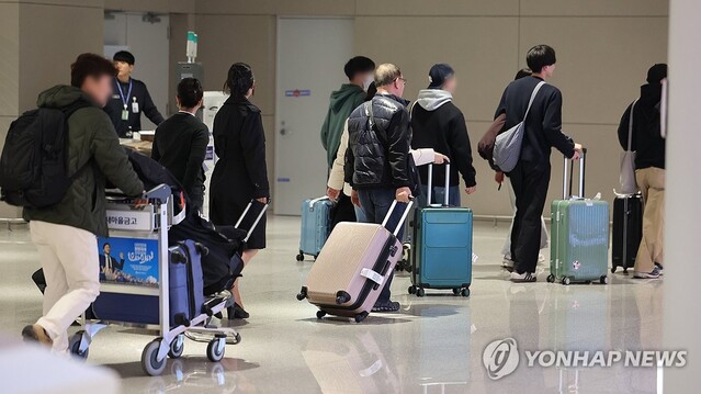 ▲ 지난 5일 중동을 방문했던 여행객과 기타 이용객들이 인천국제공항 제2여객터미널을 통해 입국하고 있다.ⓒ연합뉴스